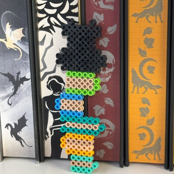 Cat on a stack of books bookmark - perler beads - Picture 2 of 2